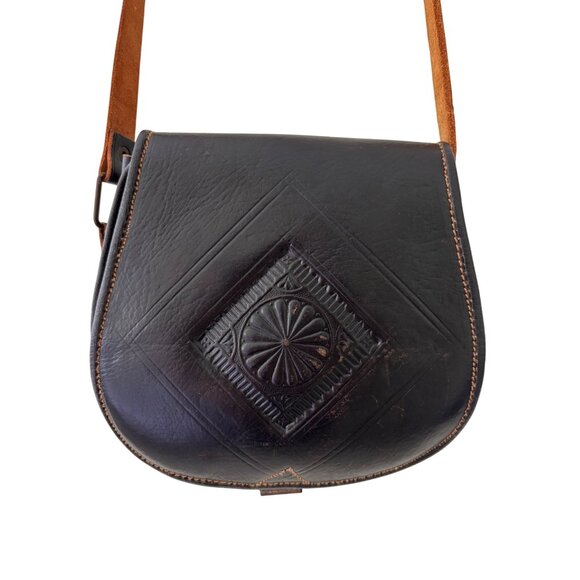 Vintage Handcrafted Black Leather Crossbody Bag With Embossed Design - Picture 3 of 16